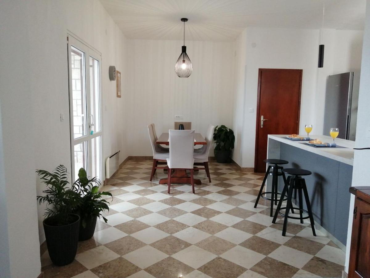 Apartments Jelka Postira Bagian luar foto